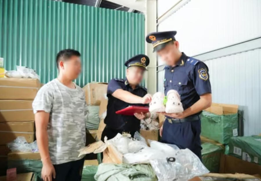 Lực lượng Hải quan kiểm tra lô hàng quá cảnh có dấu hiệu xâm phạm quyền sở hữu trí tuệ. (Ảnh: Cục Hải quan). Lực lượng Hải quan kiểm tra lô hàng quá cảnh có dấu hiệu xâm phạm quyền sở hữu trí tuệ. (Ảnh: Cục Hải quan).