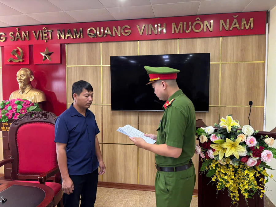 Công an công bố quyết định khởi tố bị can Nguyễn Duy Hưng. 