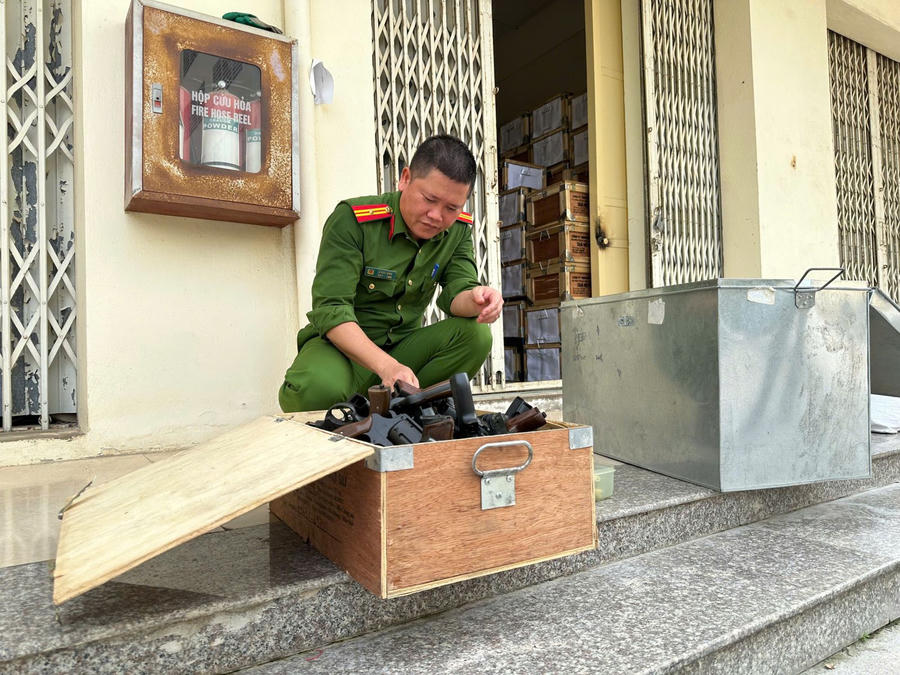 Kiểm đếm, đối chiếu số lượng, chủng loại vũ khí, công cụ hỗ trợ trước khi tiến hành tiêu hủy.
