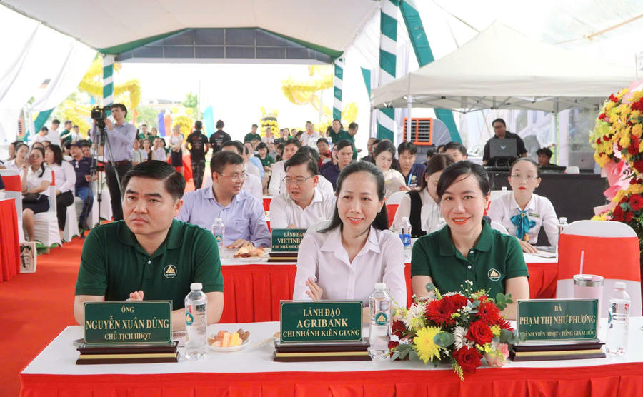Các đại biểu tham dự chương trình.