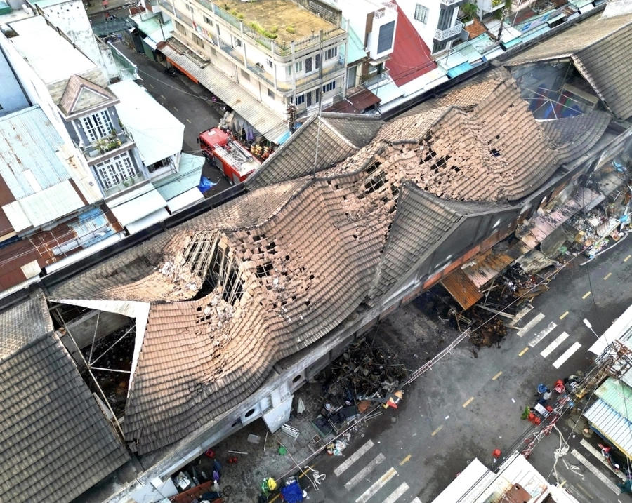 Gần 500m² nhà lồng ở khu trung tâm thương mại Biên Hòa (phường Trấn Biên, TP Đồng Nai) buộc tháo dỡ khẩn cấp để tránh nguy cơ sụp đổ: Ảnh Tuổi trẻ