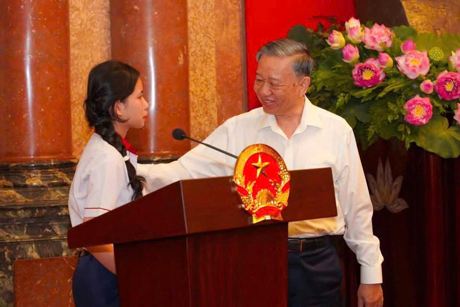Tại Trại hè yêu thương năm 2025 do Bộ Công an tổ chức, em Nguyễn Ngọc Minh Thư vinh dự được gặp Tổng Bí thư, Chủ tịch nước Tô Lâm và được Bác Tô Lâm động viên, khích lệ em cố gắng phấn đấu, vươn lên trong cuộc sống. Tại Trại hè yêu thương năm 2025 do Bộ Công an tổ chức, em Nguyễn Ngọc Minh Thư vinh dự được gặp Tổng Bí thư, Chủ tịch nước Tô Lâm và được Bác Tô Lâm động viên, khích lệ em cố gắng phấn đấu, vươn lên trong cuộc sống.