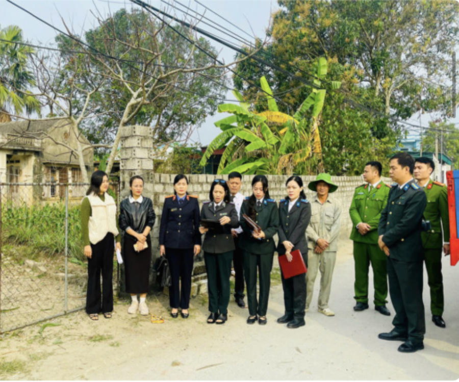 Chấp hành viên THADS tỉnh Thanh Hoá cưỡng chế giao tài sản trong một vụ án thừa kế.