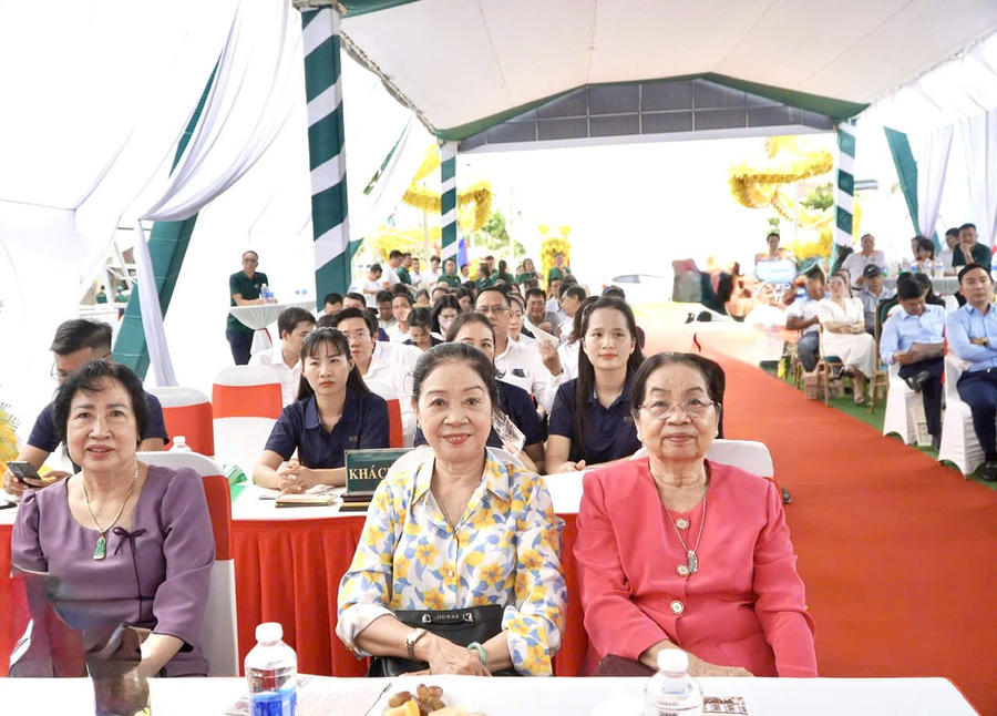 Các đại biểu tham dự chương trình.