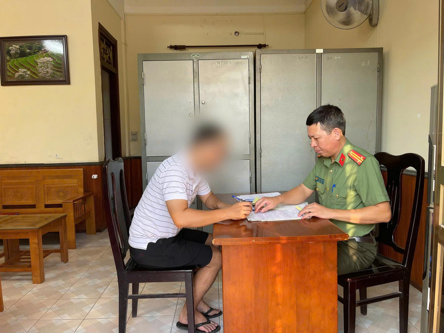 Công an phường Yên Bái làm việc với ông S.V.T. (Ảnh: Công an Lào Cai).