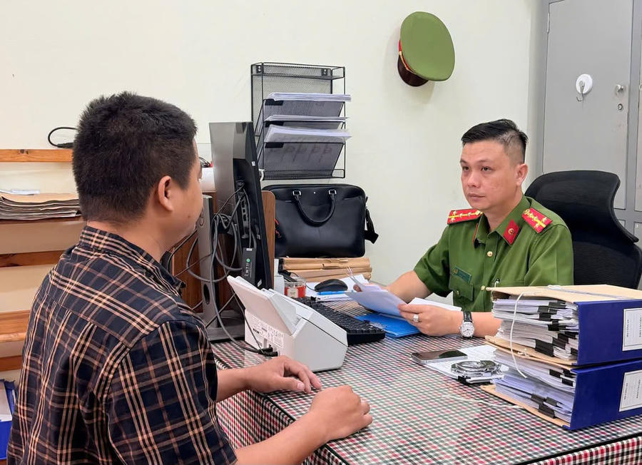 Nguyễn Tăng Tiến làm việc với cơ quan chức năng. Ảnh: Công an Đồng Nai