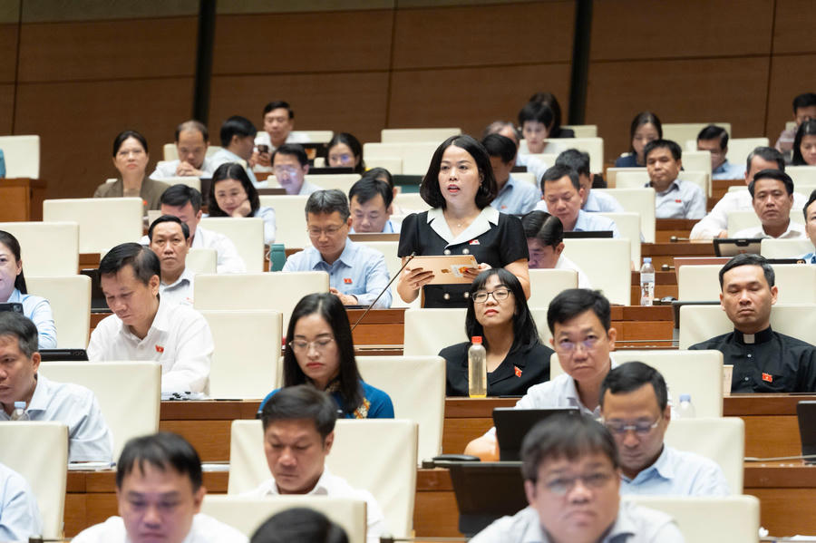 Đại biểu Lý Thị Lan – Đoàn ĐBQH tỉnh Tuyên Quang nêu quan điểm. Ảnh: quochoi.vn