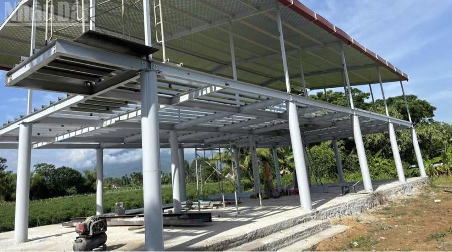 Hiện trạng xây dựng nhà sinh hoạt cộng đồng kết hợp phòng tránh lũ do xã Hòa Thịnh vận động.