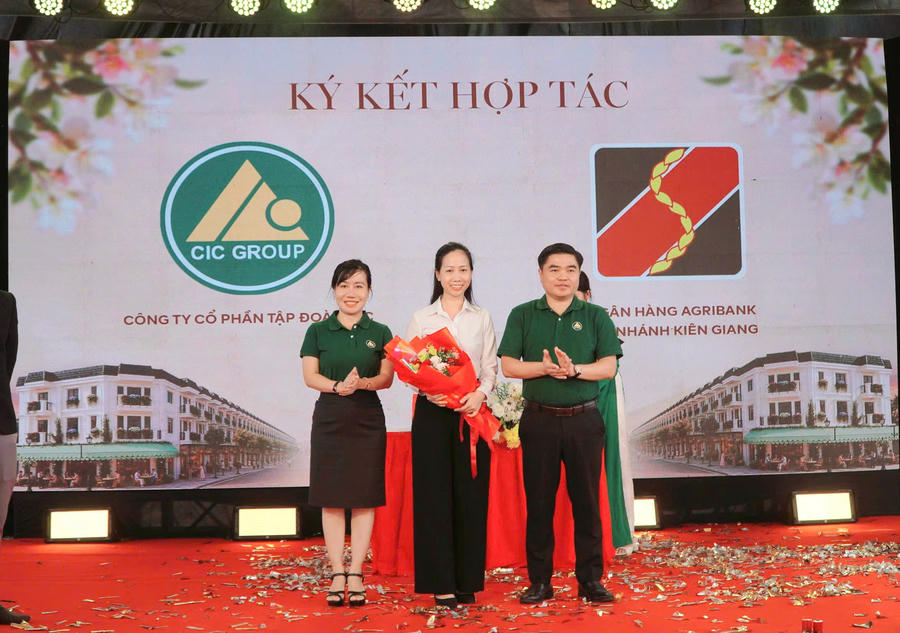 Ông Nguyễn Xuân Dũng, Chủ tịch Hội đồng quản trị CIC Group và bà Phạm Thị Như Phượng, Tổng giám đốc CIC Group tặng hoa cho lãnh đạo Ngân hàng Agribank chi nhánh Kiên Giang.
