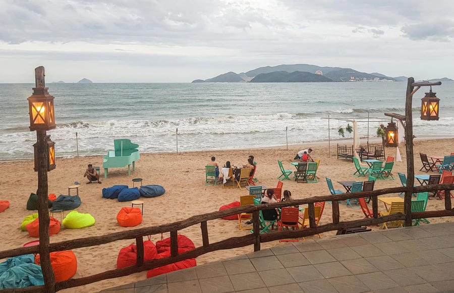 Nha Trang siết hoạt động kinh doanh trên bãi biển, tạm dừng sau 18h. Ảnh Tuổi trẻ
