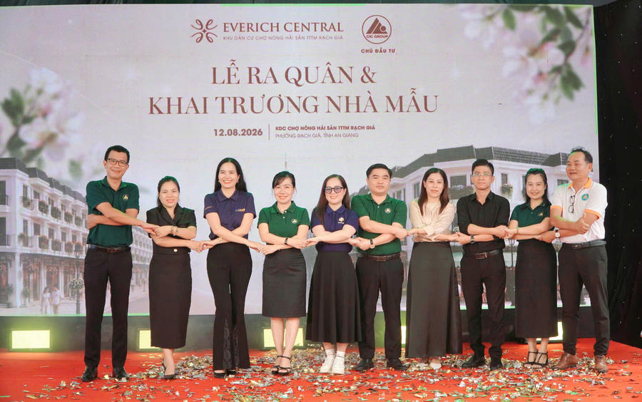 Các đại biểu chụp ảnh lưu niệm.