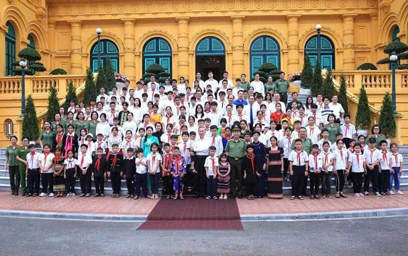 Nguyễn Ngọc Minh Thư chụp ảnh lưu niệm trước Phủ Chủ tịch khi tham dự Trại hè yêu thương năm 2025 do Bộ Công an tổ chức.