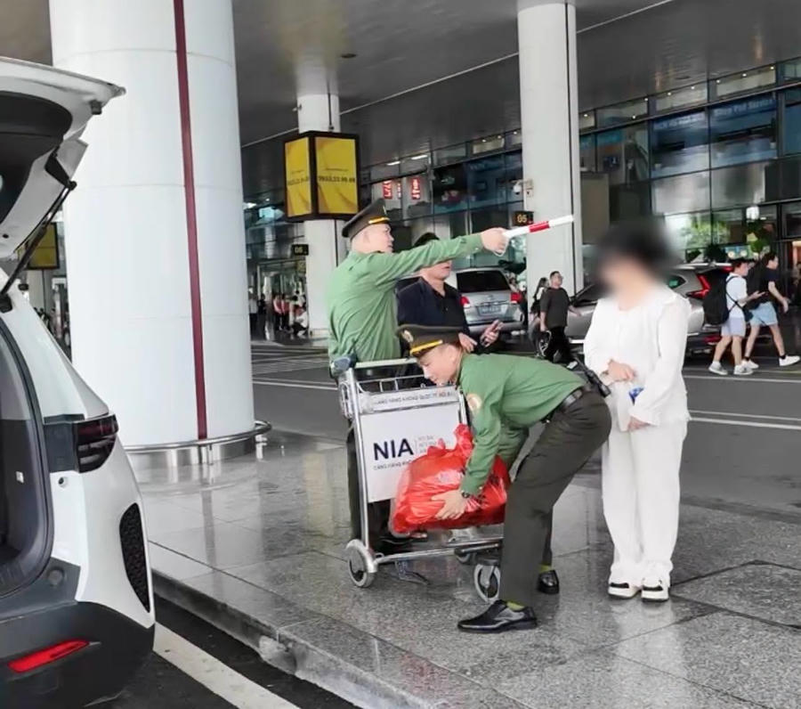 Cơ quan chức năng hỗ trợ chị H.T.M trở về. (Ảnh: CA Tuyên Quang)