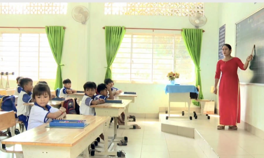 Một buổi học tiếng Khmer tại Trường tiểu học Tân Đông (xã Tân Đông, Tây Ninh). Ảnh baotayninh.vn