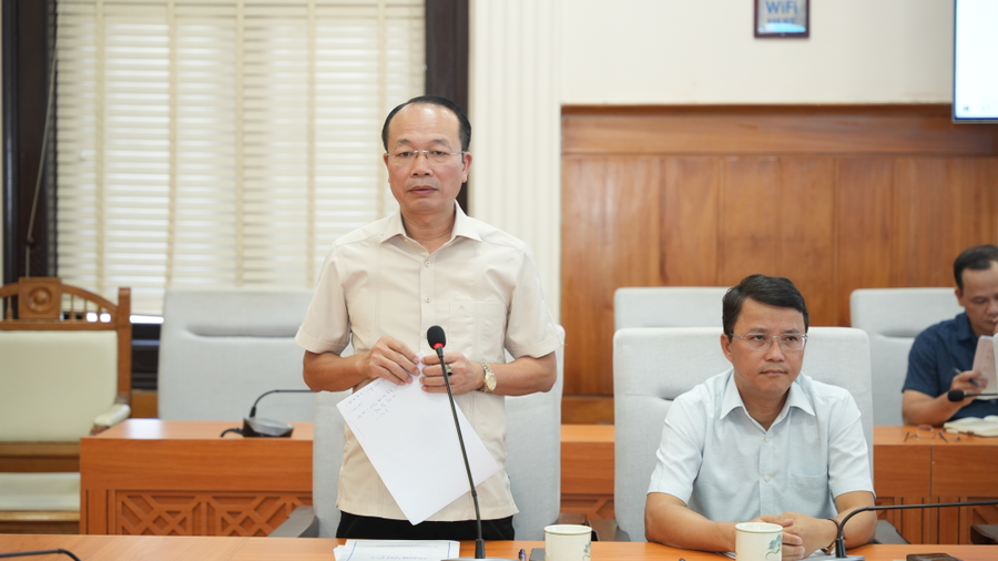 Trưởng Ban Quản lý Khu kinh tế, công nghiệp thành phố Phan Quý Phương báo cáo tại buổi làm việc
. (Ảnh: hue.gov.vn)