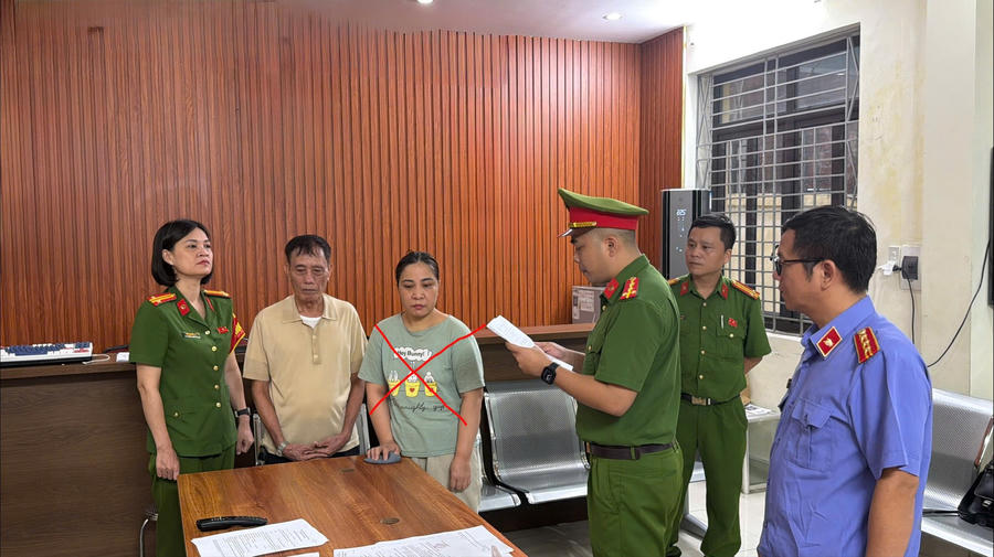 Cơ quan CSĐT Công an tỉnh Hưng Yên thi hành Lệnh bắt bị can để tạm giam đối với Bùi Thị Hoài.