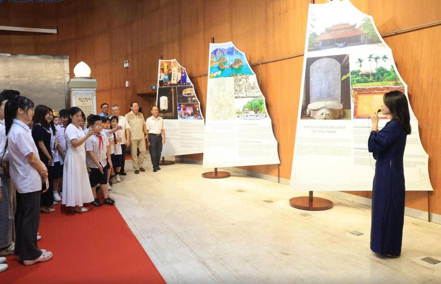 Đại biểu và học sinh xem triển lãm. Đại biểu và học sinh xem triển lãm.