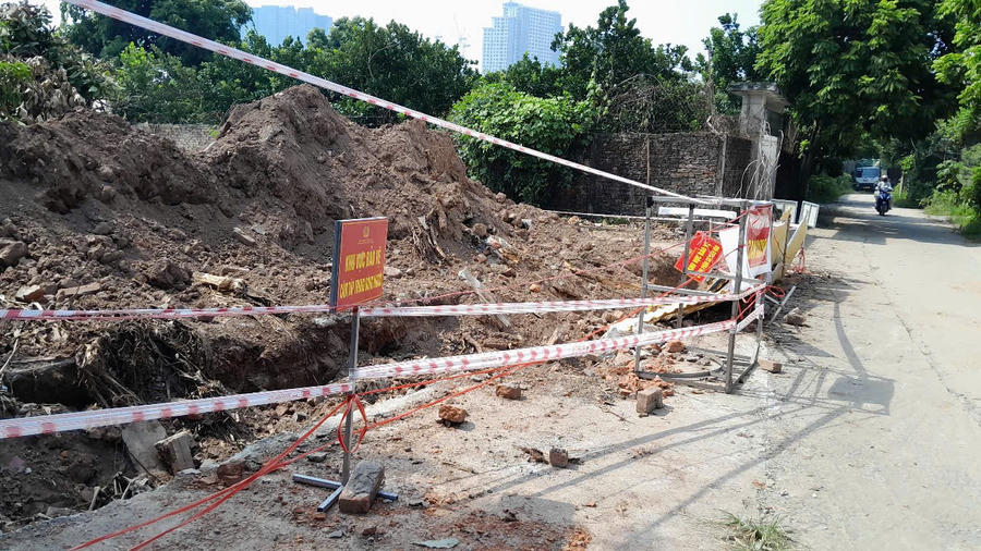 Được biết, đầu tháng 8 vừa qua UBND phường Phú Thượng tổ chức ra quân thực hiện cưỡng chế thu hồi đất đối với các trường hợp chưa bàn giao mặt bằng để triển khai dự án.