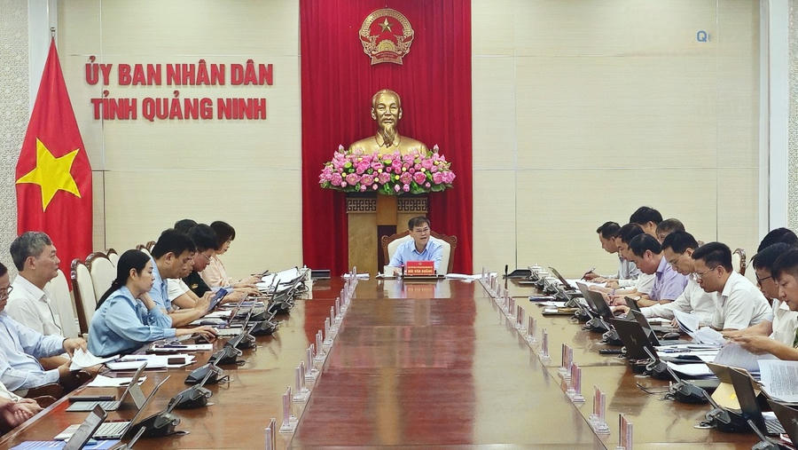Chủ tịch UBND tỉnh Quảng Ninh Bùi Văn Khắng chủ trì cuộc họp.