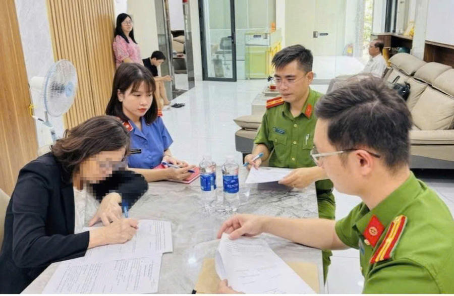 Bà Nguyễn Thị Thanh Nga (áo đen), chủ doanh nghiệp mua bán vàng trang sức, mỹ nghệ và mua bán bạc bị khởi tố vì trốn thuế 