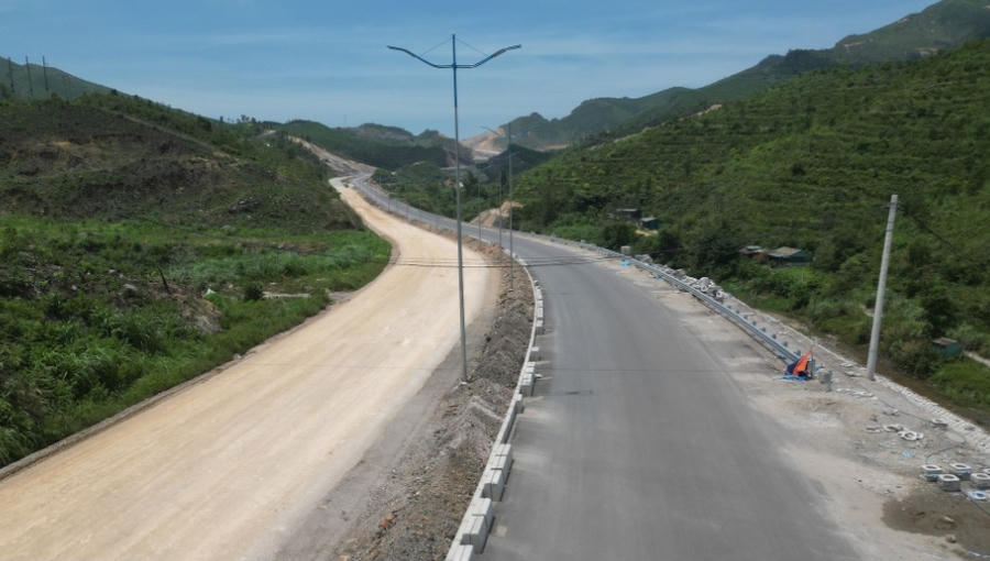 Tuyến đường Quốc lộ 279 đang được đẩy nhanh tiến độ thi công, hoàn thiện hạ tầng.