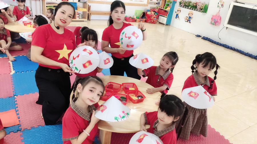 Cô Đinh Thị Hiền, giáo viên Trường Mầm non Thanh Yên cùng đồng nghiệp trong buổi đứng lớp.
