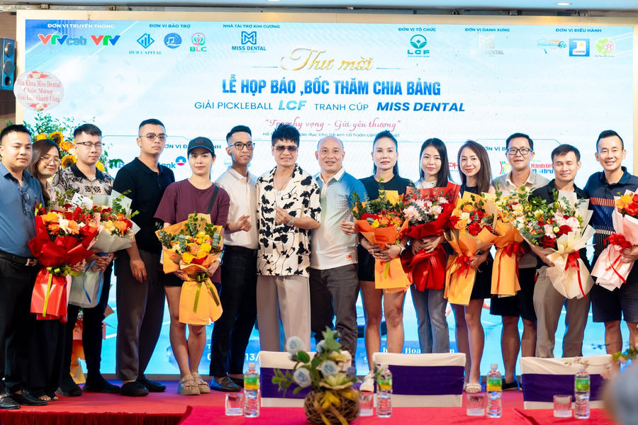 Các đại biểu tham gia chụp ảnh lưu niệm tại buổi lễ.