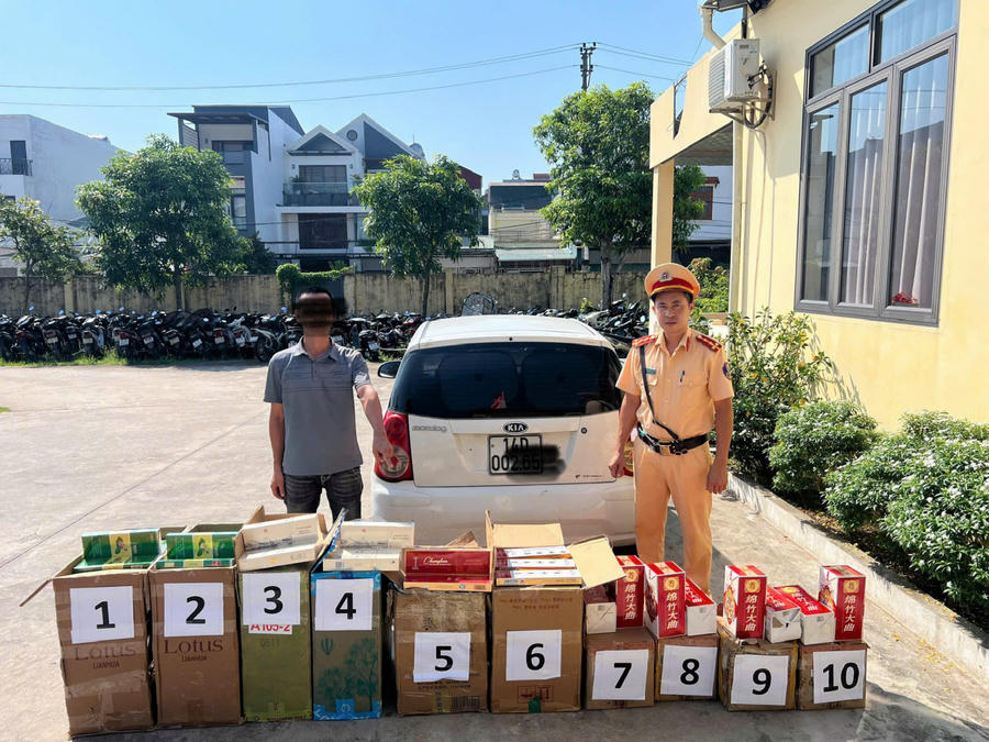 Lực lượng CSGT Quảng Ninh cùng phương tiện và số hàng hóa không có giấy tờ hợp pháp được phát hiện, thu giữ.