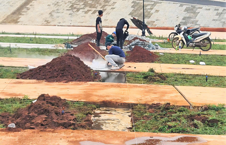 Quảng trường Trung tâm Gia Nghĩa có tổng mức đầu tư 400 tỉ đồng vừa khánh thành đã xảy ra lún nứt. Ảnh: Phúc Khánh