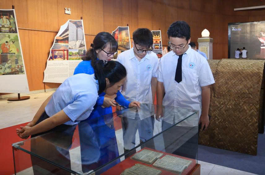 Triển lãm trưng bày sách chữ Hán và bút nghiên của các sĩ tử xưa.