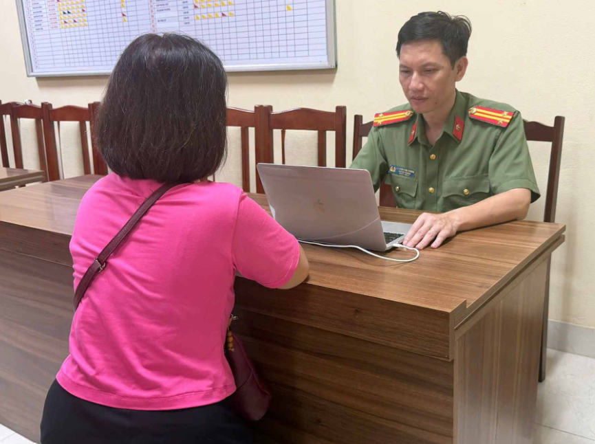 Công an làm việc với bà N. Ảnh: Công an tỉnh Phú Thọ