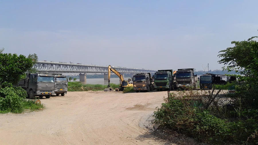 Khối lượng thi công đào hữu cơ, đất không phù hợp đạt 13.808/26.589,8m3, tương đương 51,93%. Liên danh nhà đầu tư đang triển khai san nền trong phạm vi đã được giải phóng mặt bằng.