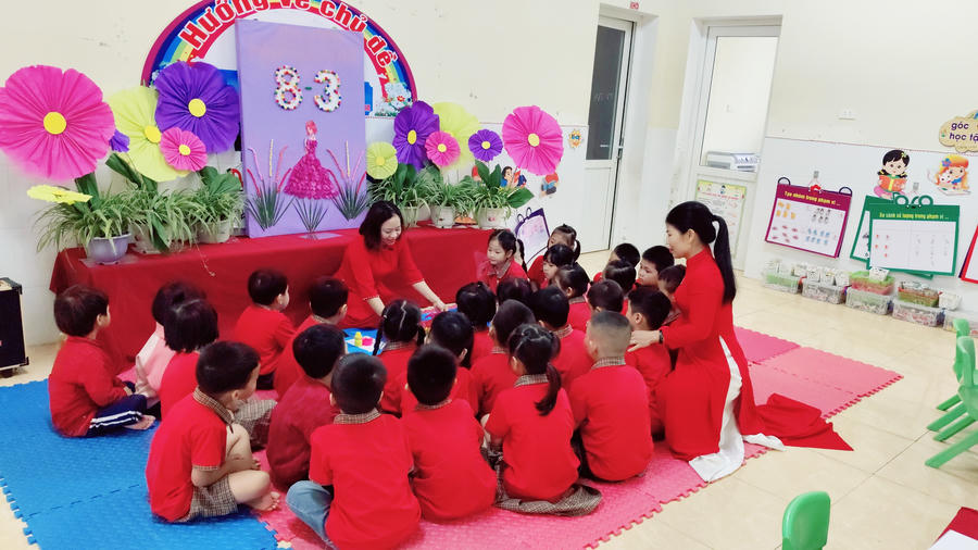 Niềm vui cô trò trong ngày 8/3.