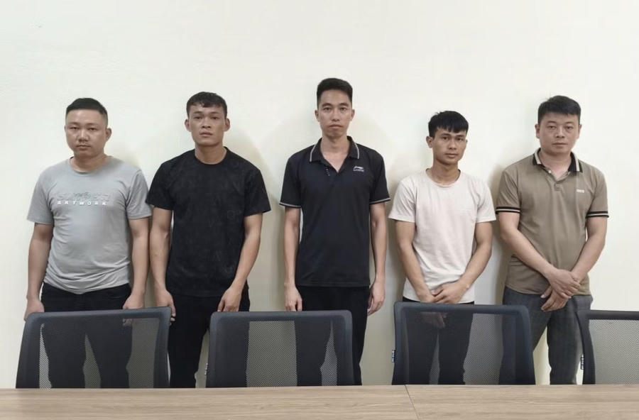 Các bị can tại cơ quan điều tra. Ảnh C.A