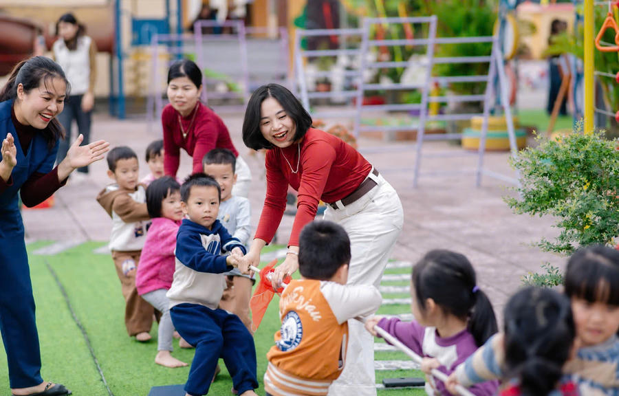 Cô Đinh Thị Hiền luôn giữ trong mình ngọn lửa yêu nghề, một người mẹ giàu nghị lực và một người đồng nghiệp luôn sẵn sàng cống hiến.