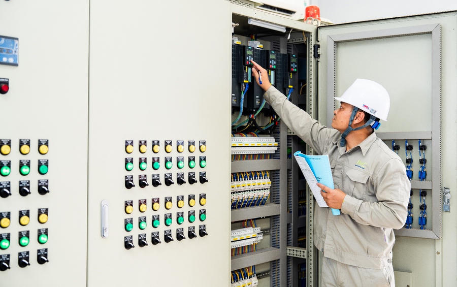 Cán bộ kỹ thuật của Công ty IMC, đơn vị chuyên quản lý vận hành các KCN.