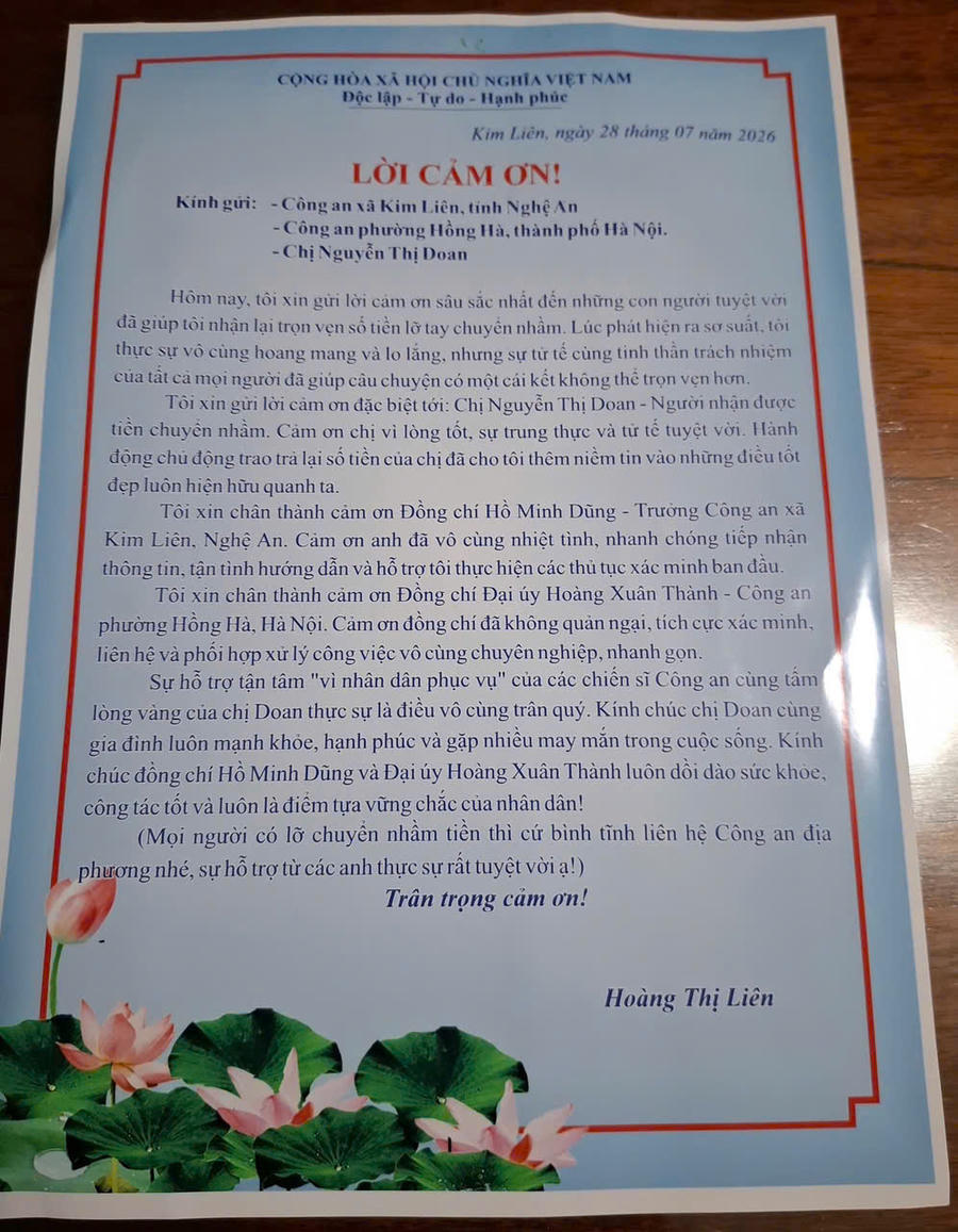 Chị Hoàng Thị Liên bày tỏ sự xúc động và gửi lời cảm ơn Đại úy Hoàng Xuân Thành, cán bộ Tổ Cảnh sát khu vực, Công an phường Hồng Hà.