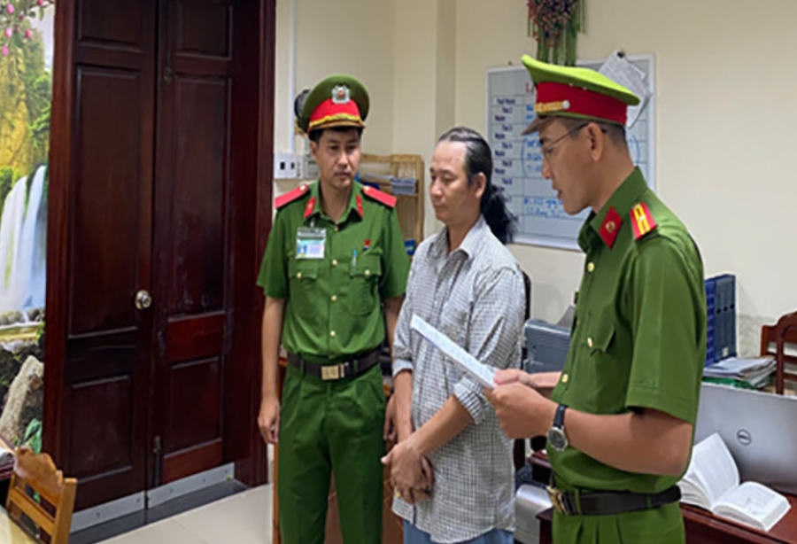 Cơ quan Cảnh sát điều tra tống đạt các quyết định tố tụng đối với bị can Phạm Văn Tân. Ảnh: Công an TP Cần Thơ