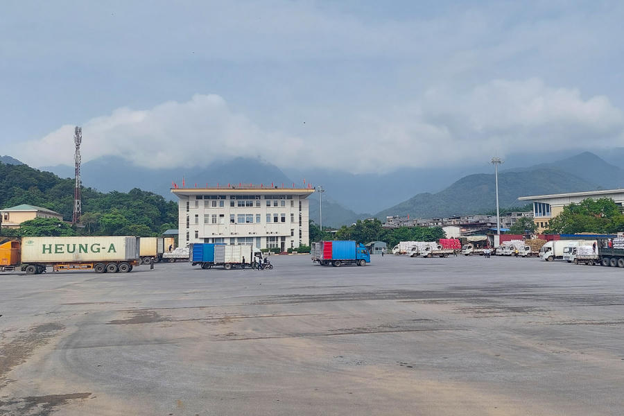 Các phương tiện chở hàng chờ qua cửa khẩu Bắc Phong Sinh.