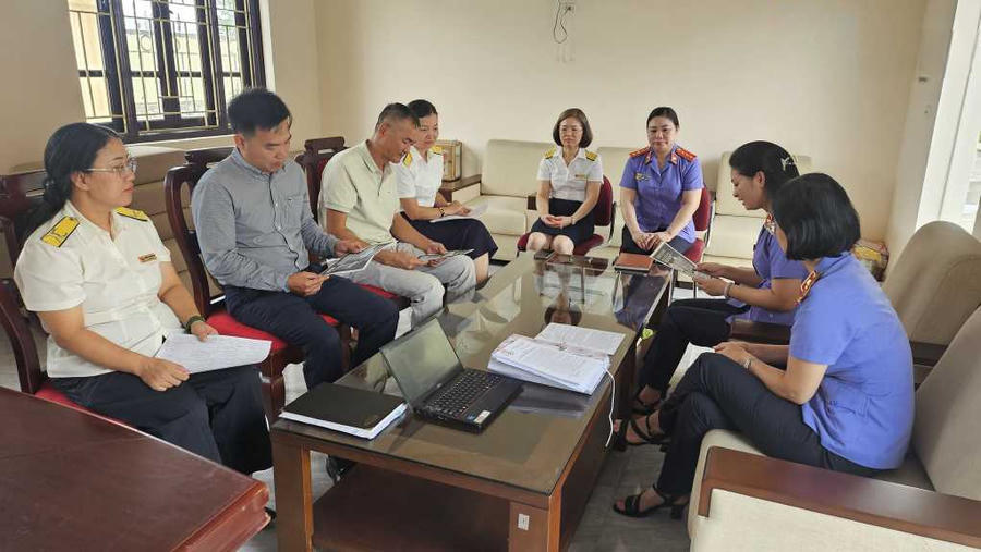 Viện KSND khu vực 2 Quảng Ninh phối hợp cơ quan thuế làm việc với người nộp thuế trong quá trình xử lý nợ đọng. (Ảnh: QMG).