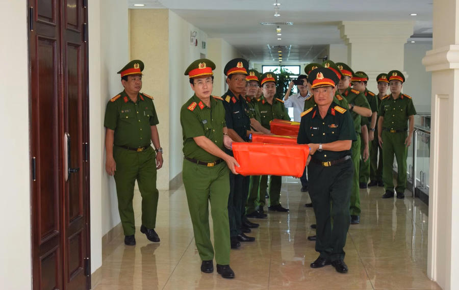 Viện Khoa học hình sự tiếp nhận các mẫu sinh phẩm hài cốt liệt sĩ từ Đoàn công tác của Ban Chỉ đạo 515 tỉnh Vĩnh Long. (Ảnh: Bộ Công an)
