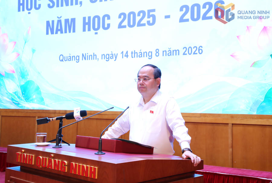 Bí thư Tỉnh ủy Quảng Ninh Quản Minh Cường phát biểu tại chương trình gặp mặt học sinh, sinh viên tiêu biểu năm học 2025-2026. (Ảnh: QMG).