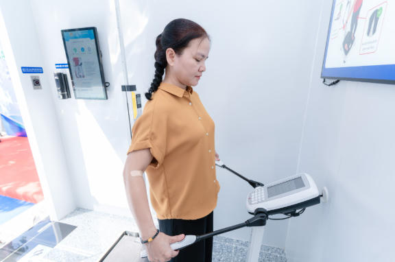 Người dân trải nghiệm các dịch vụ y tế số tại buổi lễ ra mắt Trạm Công dân số phường Hoà Bình. Ảnh: Hoàng Khánh
