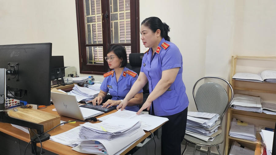 Kiểm sát viên Viện KSND khu vực 2 Quảng Ninh rà soát hồ sơ phục vụ việc xác minh, xử lý các vụ việc liên quan đến nợ thuế. (Ảnh: QMG).