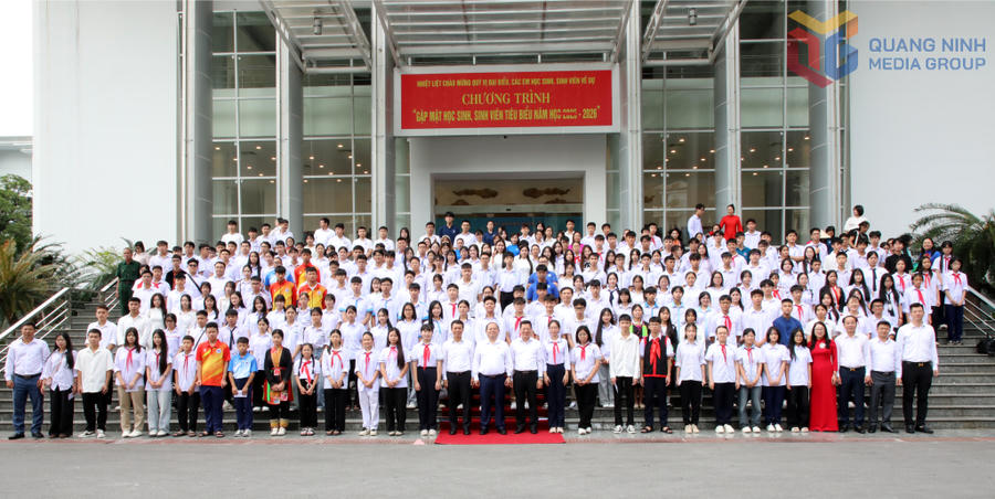 Lãnh đạo tỉnh Quảng Ninh chụp ảnh lưu niệm cùng hơn 300 học sinh, sinh viên tiêu biểu năm học 2025-2026. (Ảnh QMG).