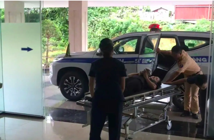 Lực lượng CSGT kịp thời đưa chị Hiền đến bệnh viện cấp cứu. Ảnh Công an Lào Cai Lực lượng CSGT kịp thời đưa chị Hiền đến bệnh viện cấp cứu. Ảnh Công an Lào Cai