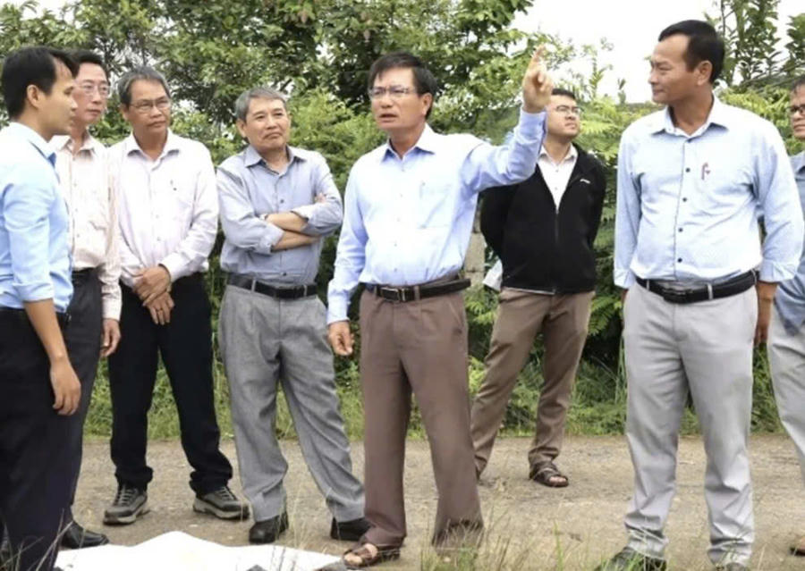 Ông Nguyễn Ngọc Sâm, Phó Chủ tịch UBND tỉnh Quảng Ngãi tại buổi kiểm tra thực tế hiện trường. Ảnh: Đắc Vinh. Phía trên công trình hồ chứa. Ảnh: CX Sạt, lún ở công trình hồ chứa Đăk Pokei 435 tỷ phía Tây Quảng Ngãi. Ảnh: T.H