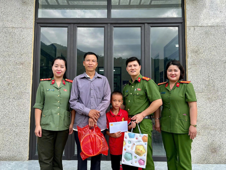 Cán bộ, chiến sĩ Công an xã Cao Bồ thăm hỏi, động viên và trao quà, đồ dùng học tập cho em Bàn Minh Hiếu được nhận đỡ đầu theo mô hình “Con nuôi Công an”.
