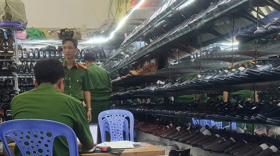 Cơ quan công an kiểm tra tại hộ kinh doanh Phạm Văn Tân. Ảnh: Công an TP Cần Thơ