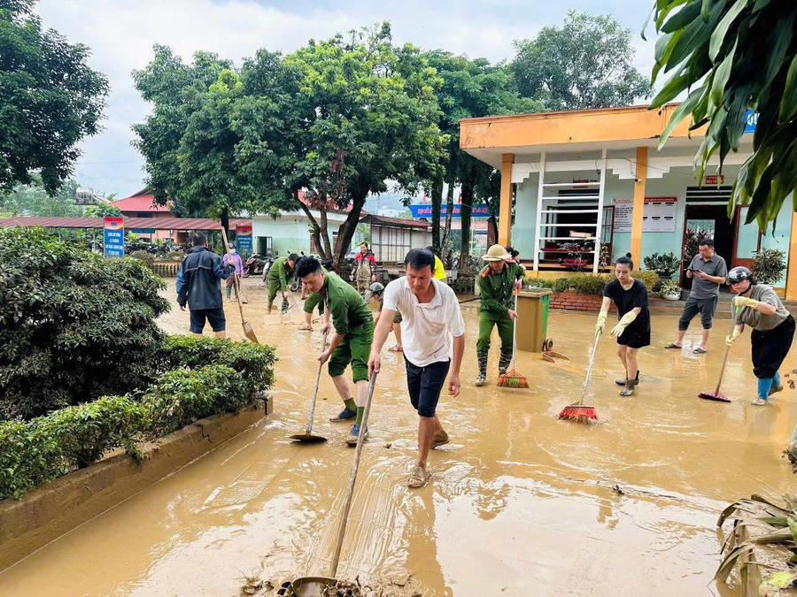 Công an xã Vị Xuyên hỗ trợ dọn dẹp, khắc phục hậu quả sau lũ tại Tiểu học Trường Nguyễn Tất Thành.